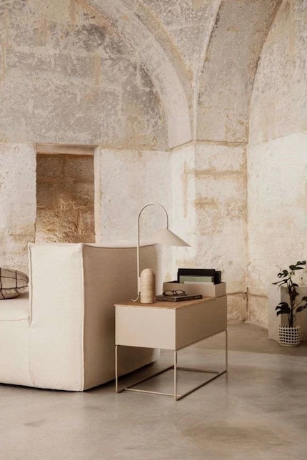 Thanks to the same colour, the «Extension», the compact sideboard, almost blends in with the sofa.