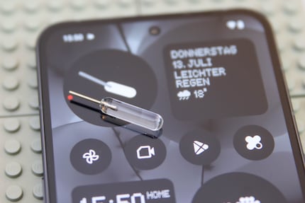 Détail de design : l'outil d'éjection de la SIM est lui-même accrocheur et ne ressemble certainement pas aux aiguilles de la montre par hasard.