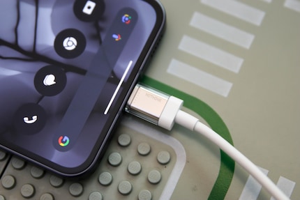 Détail de design : le câble de recharge a gagné en transparence.
