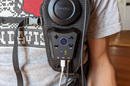 Sur le gilet, je peux régler le volume et l’intensité des vibrations.