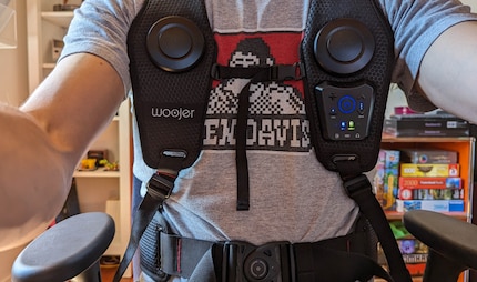 Le gilet Woojer Vest se porte comme un gilet de sauvetage.