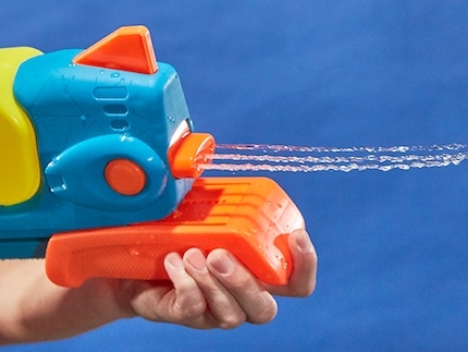 Un jet d'eau ondulé peut être tiré du Super Soaker Wave Spray Blaster.