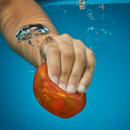 Les Hydro Balls sont composées de deux moitiés que vous devez d'abord assembler. Ensuite, vous les plongez dans l'eau, vous les comprimez et c'est parti!