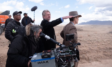 Le réalisateur Christopher Nolan, son caméraman Hoyte Van Hoytema et son acteur principal Cillian Murphy sur le tournage d’« Oppenheimer ».