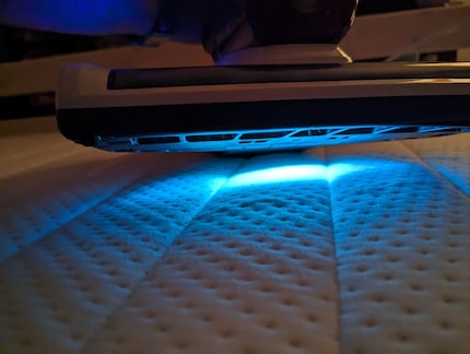 La lumière UV n’est visible que dans l’obscurité, si vous soulevez légèrement le Hoover.
