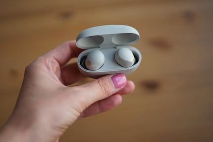 Voici comment le 1000XM5 est placé dans son étui.