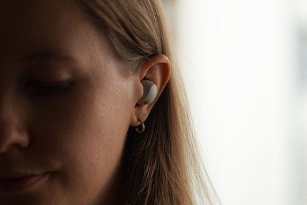 Le WF-1000XM5 tient confortablement dans l’oreille.