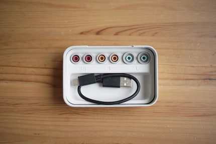 Sony fournit des embouts de quatre tailles différentes. Et un mini câble de recharge.