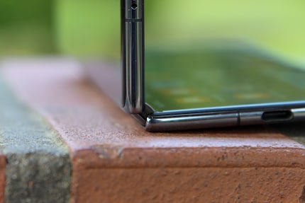 Its hinge allows the Mate X3 to close fully.