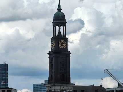 With tenfold zoom, the church steeple is in focus.