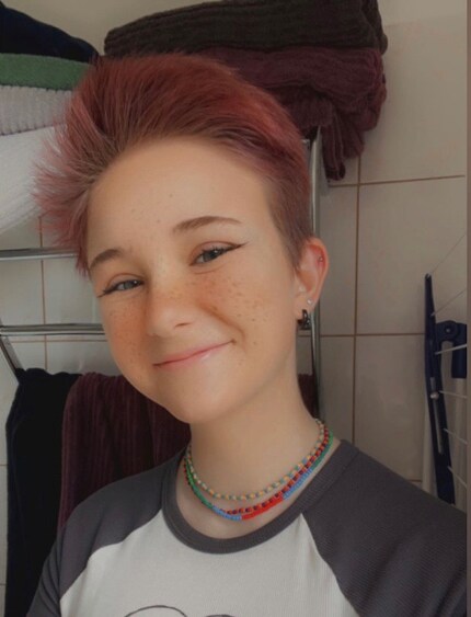 Ash est une caregiver pleine de sollicitude. De plus, elle aime se maquiller et se coiffer.