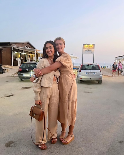 Jessica Alba pose avec sa fille dans ses bâtons de bouleau d'Arizona.
