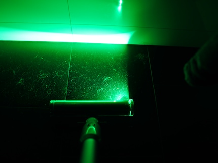 Grâce au laser vert, vous voyez exactement où c’est encore sale.