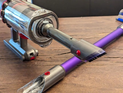 Il suffit de retirer le grand tube pour que le Dyson se transforme en aspirateur à main.