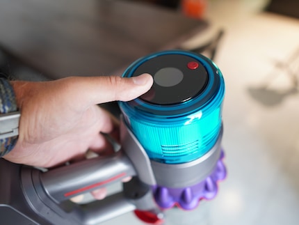 Le bouton rouge pour allumer n’est accessible qu'avec la deuxième main.