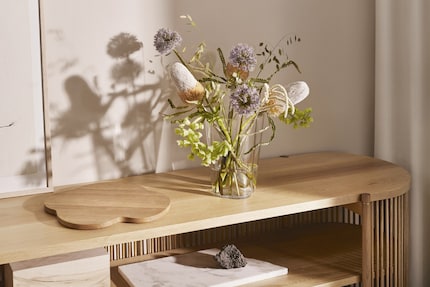 The silhouette of the Alvar Aalto serving tray made of oak makes you pine after the ocean.