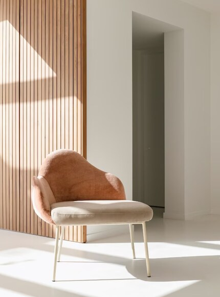 The backrest of the Friuli lounge chair forms a wave.