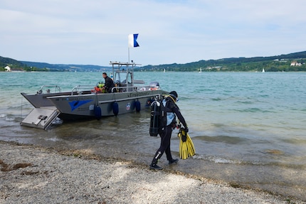 Bien équipée, je rentre dans le lac de Constance à la recherche de déchets.