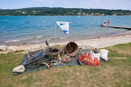 Ancre, poubelle, vélo : le butin du nettoyage à Steckborn.