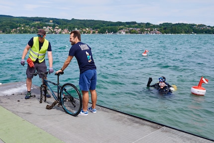 Les plongeur·ses-éboueur·ses ont repêché un vélo dans le lac.