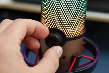 Le bouton de réglage du gain permet d’ajuster la sensibilité du microphone.