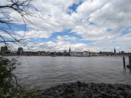 Avec l’appareil photo ultra grand angle, la rive de l’Elbe de mon côté apparaît aussi sur l’image.