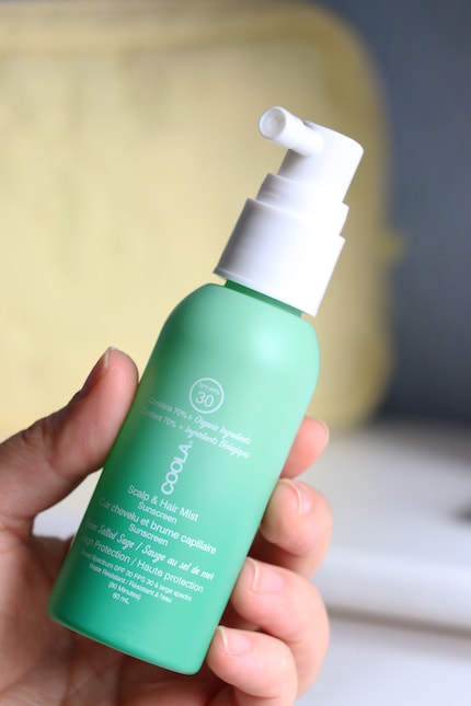 La protection solaire Scalp & Hair Mist de Coola a un format pratique. 