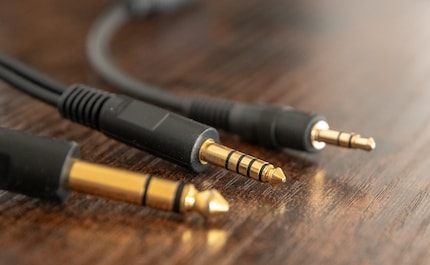 Luxury: the middle 4.4 mm cable is symmetrical. Plus, of course, the usual off-balance jack plugs.