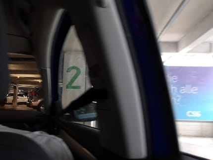 Cet instantané pris dans le parking a un petit quelque chose.