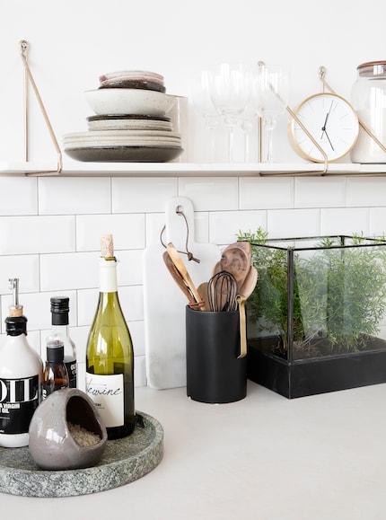 A tray allows you to arrange oil and the like in a non-cluttered way.