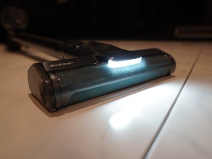 Les LED sont montées un peu trop haut et ne permettent pas de bien éclairer la poussière.