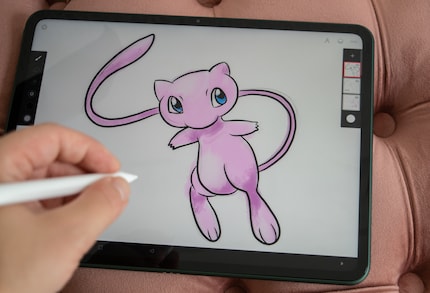 C’est amusant de dessiner Mew, mais les lignes extérieures demandent un peu plus de patience.