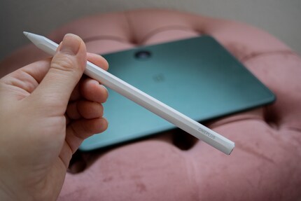 Le OnePlus Stylo se recharge directement sur le dessus de la tablette