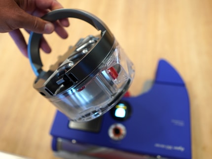 Vous pouvez également porter le robot grâce à la poignée du bac à poussière. 
