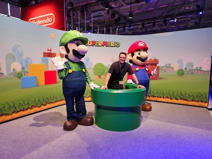 Luigi, moi et Mario (de gauche à droite) au stand Nintendo.