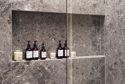 Both functional and beautiful: next to the soap dispensers, there’s even room for candles.