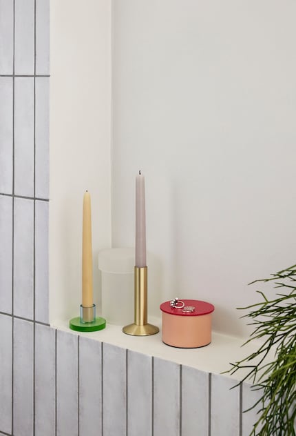 The grey and white colour scheme of the tiles is rounded off by the white finish.
