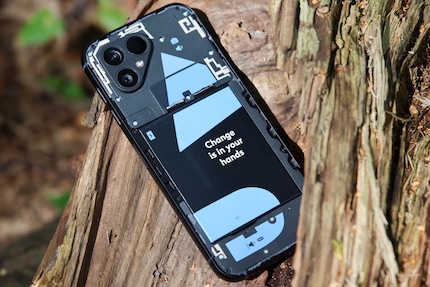 Le Fairphone 5 sans dos.