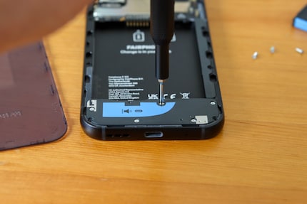 Un tournevis et un peu de dextérité suffisent pour réparer le Fairphone 5.