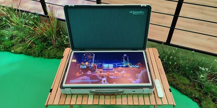 Si vous placez le téléviseur à plat dans la valise, il se transforme en tablette et peut même être utilisé pour jouer. Les échecs par exemple.