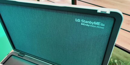 Le système sonore, qui prend même en charge le Dolby Atmos, est intégré à l'arrière de la valise.