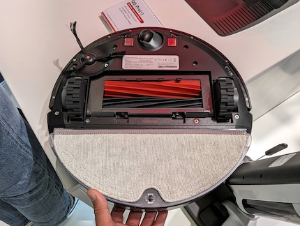 En plus des deux brosses, les robots sont équipés d'une serpillière vibrante.