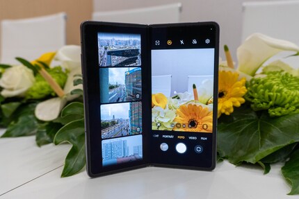 L'application Appareil photo détecte que l'écran n'est qu'à moitié fermé et s'adapte.