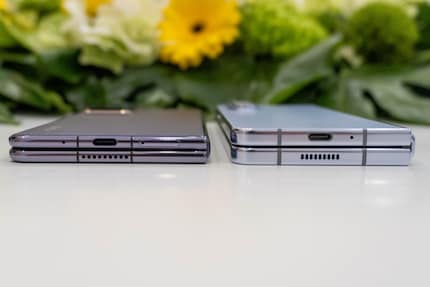 Le Honor Magic V2 (à gauche) à côté du Galaxy Z Fold 5 (à droite).