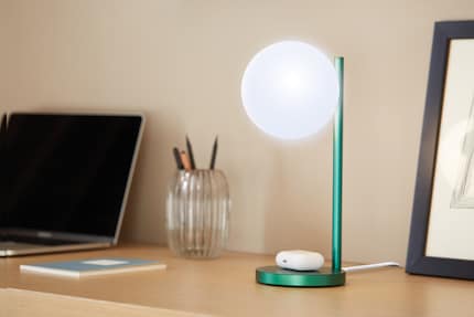 La lumière pour le bureau recharge également votre appareil mobile ou vos écouteurs sans fil.