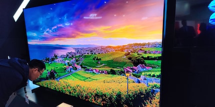 Je suis surpris : Il n'est pas nécessaire de porter des lunettes de soleil pour regarder directement la télévision,