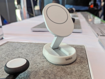 Avec le Belkin BoostCharge, l'iPhone peut quand même bouger pendant la charge. 