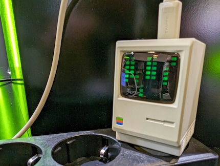 Malgré son design rétro, ce bloc d'alimentation délivre 67 watts via trois prises USB-C.