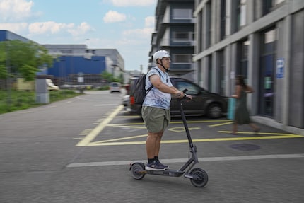 Après 30 kilomètres de route, j’arrive devant la succursale Digitec Galaxus à Zurich.