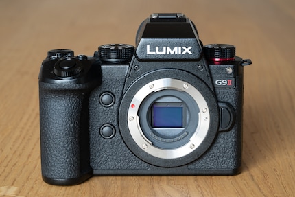 Un petit capteur se cache dans un boîtier relativement grand. Il s'agit probablement du même que celui du Lumix DC-GH6.